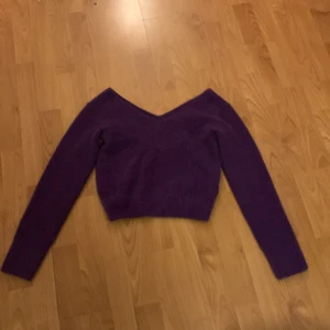 Fin tröja i xs från h&m  - Tröjan är i storlek xs fluffig och väldigt skön, en kort Model. och är då v ringad. Säljer för att jag inte har användning av den längre, den är ganska är inte liten i storleken