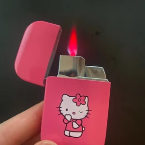 Hello kitty  - Säljer denna fina tändare med rosa låga 💕