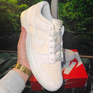 Nike Dunk Low ”PRM Vast Grey” 🥟 - Nike Dunk Low ”PRM Vast Grey” 🥟  Storlek:   -44.5 -45.5.  Pris: 2199kr 