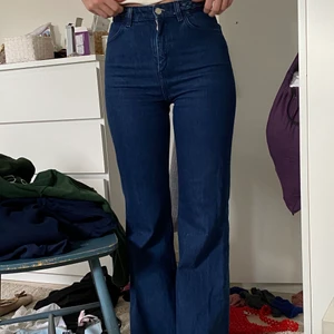 Favorit flare från stories - Så snygga jeans!!! Vill egentligen ej sälja men de är för små för mig strl 34 dösnygga mörkblå