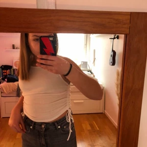 Vit topp H&M - Säljer denna söta vita lilla topp med en detalj på sidan, från hm. Köpt i somras för 89kr och den är använd rätt så mycket. Den är i stolek S men det är ju ett ganska stretchigt material så skulle nog säga att den funkar som xs eller m. Ni kan skriva privat om ni skulle ha några frågor eller om ni vill ha fler bilder💗