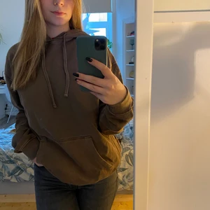 Brun hoodie  - Säljer denna super fina bruna hoodien från H&M finns nog inte att köpa längre storlek M kommer ej till användning längre så tänker att jag testar o ser om den kan få en ny ägare! Swipa för en rättvis bild på färgen 