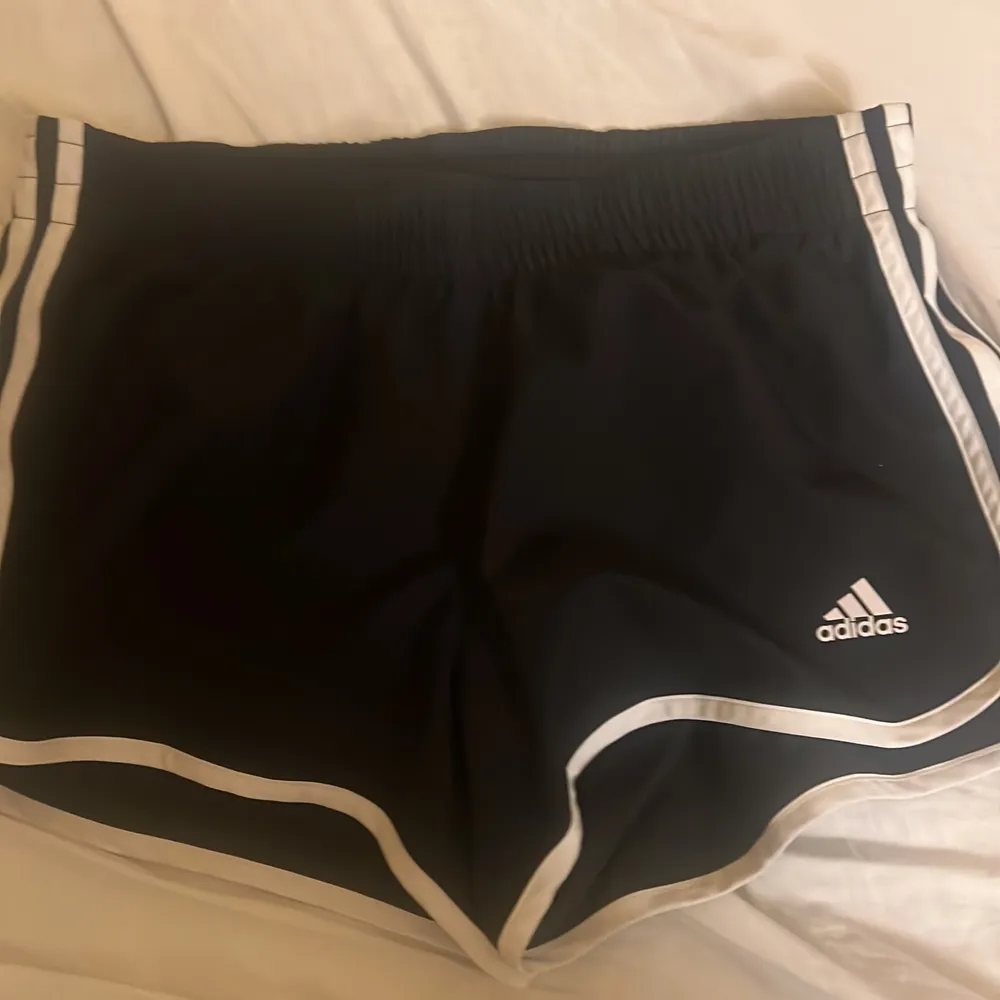 Svart Adidas badshorts aldrig använt endast provat❤️ ni står för frakt!. Shorts.