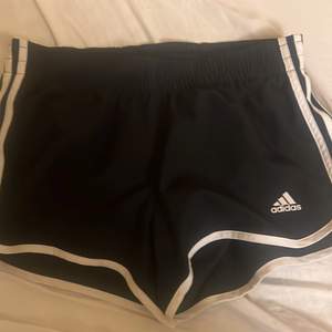 Svart Adidas badshorts aldrig använt endast provat❤️ ni står för frakt!