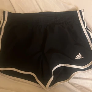 Addidas badshorts  - Svart Adidas badshorts aldrig använt endast provat❤️ ni står för frakt!