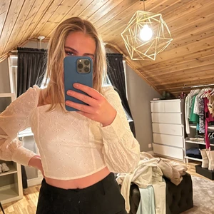 Söt blus från bikbok - Väldigt fin och somrig blus från bikbok, använd ett få tal gånger så den är i mycket bra skick                                      Pris: 175 inklusive frakt💕