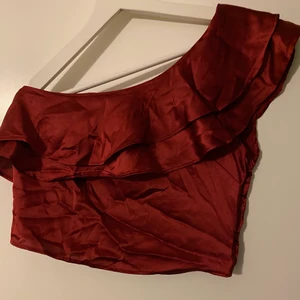 One shoulder silke  - Jätte fin magtröja! Behöver endast  strykning och det fixar jag inför köpet!❤️