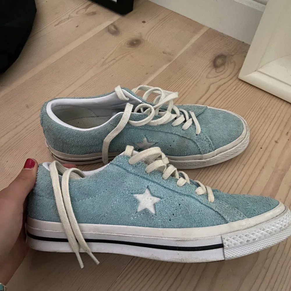 Converse one star, använda 2 ggr så nästintill nya. Om många är intresserade startar jag budgivning:). Skor.