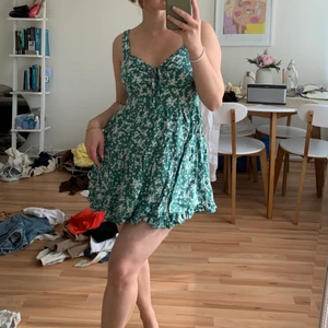Grön klänning  - Supersöt grön klänning med vita blommor på från Cotton on❤️‍🔥
