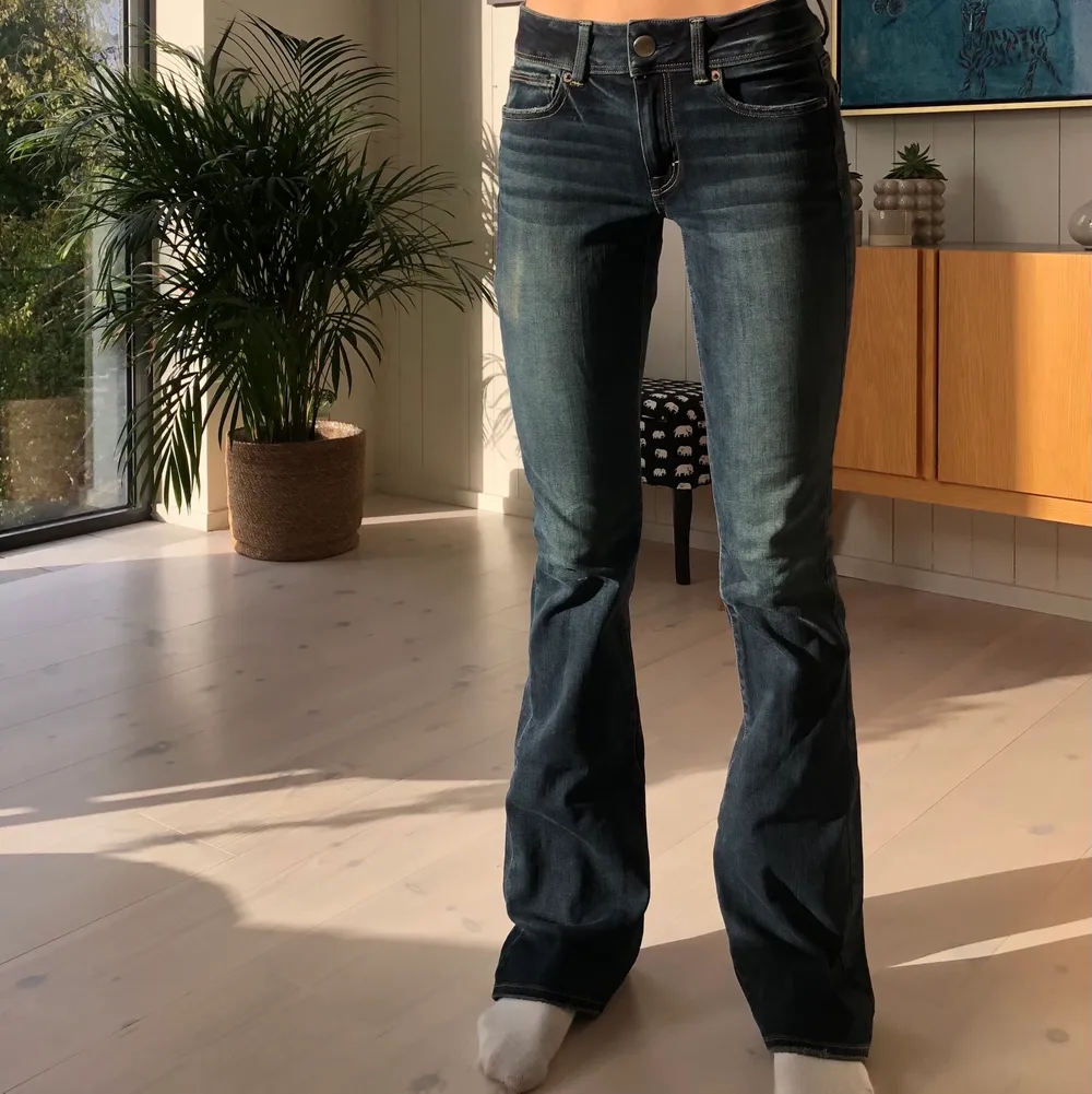 Super snygga y2k jeans💕 (lägger upp igen då pga en köpare som ångrade sig.)  Modellen på bilden är 172cm och de räcker ner till golvet på henne. Älskar dessa jeans så säljer bara vid bra bud☺️ Kan mötas i sthlm eller frakta men då står köparen för frakt💞 Hör av dig vid frågor! . Jeans & Byxor.