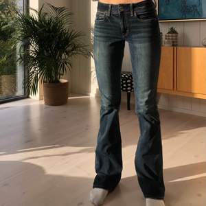 Super snygga y2k jeans💕 (lägger upp igen då pga en köpare som ångrade sig.)  Modellen på bilden är 172cm och de räcker ner till golvet på henne. Älskar dessa jeans så säljer bara vid bra bud☺️ Kan mötas i sthlm eller frakta men då står köparen för frakt💞 Hör av dig vid frågor! 