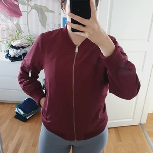 Vinröd bomberjacka vila medium - Säljer en vinröd bomberjacka från vila i storlek m. Köpare står för frakt