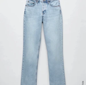 Zara mid rise 36 - Fina zara midrise i storlek 36, säljer pga dubbla par! sprillans ny och lappen är kvar, buda på annonsen och för fler bilder skriv privat❤️ är storlek 36 men jag tycker att de sitter som en 34! Vet inte om jag ska skicka tillbaka så därför avslutas budgivning på lördag!