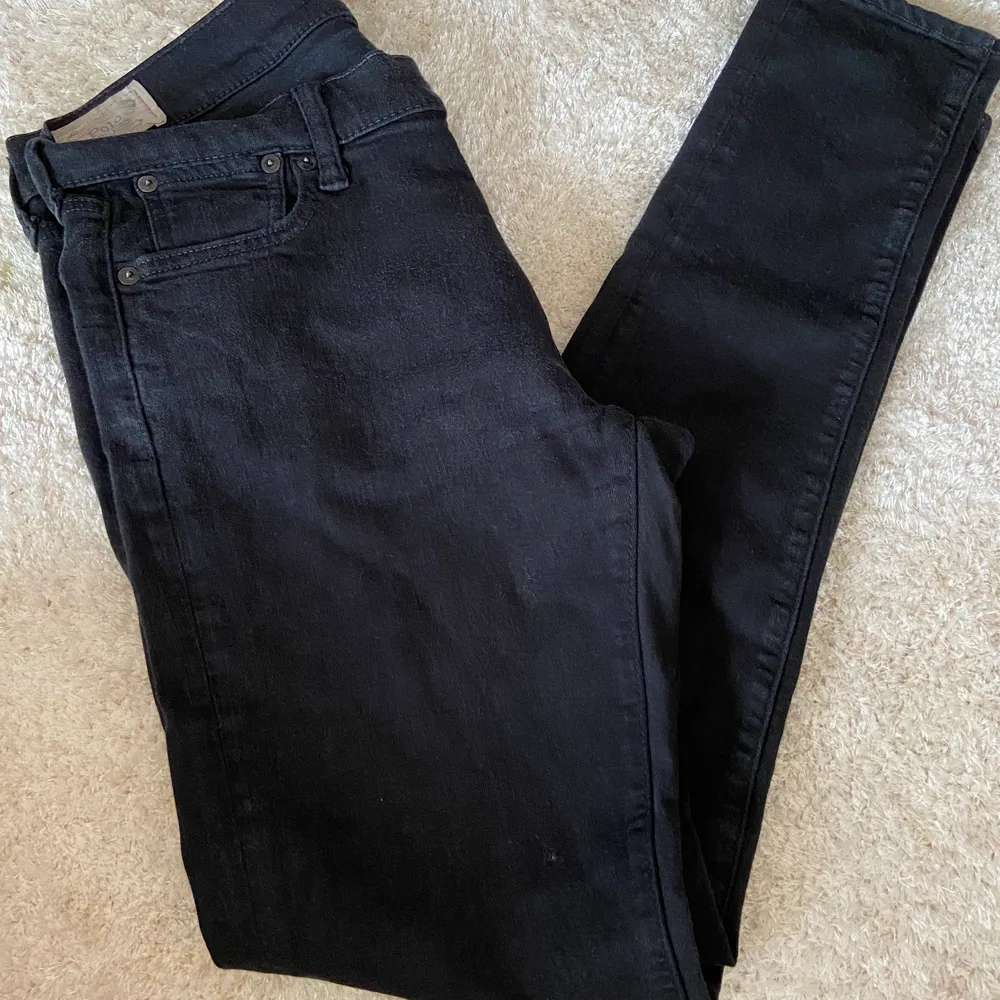 Snygga trendiga svarta lågmidjade jeans från Polo Ralph Lauren. Använd ett fåtal gånger. Storlek W31. Jeans & Byxor.