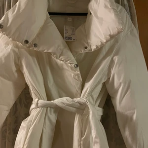 Vinterjacka färg vit med skärp -  - Säljer min vinterjacka med skärp som aldrig kom till användning prislappen sitter kvar den är normal i storleken passar en medium i storleken. Nypris 599 kr 