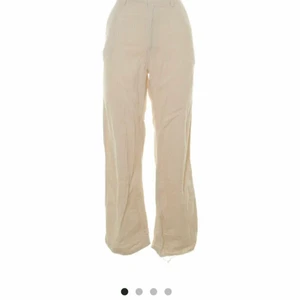 Manchesterbyxor  - Köpte dessa från sellpy men byxorna passade inte mig. Fina beiga Manchesterbyxor från H&M. Midjemått 66cm. Köparen står för frakten 🚚 