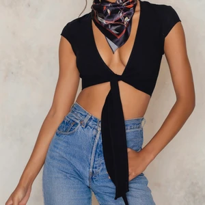 Josefin Ekström xNakd topp  - Svart snygg topp från Josefin Ekströms kollektion med nakd. Använd fåtal gånger men är i mycket bra skick. Köpare står för frakt! 