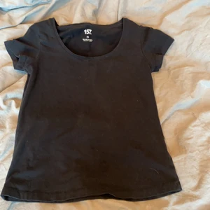 Svart t-shirt - Bra skick, urringad och sitter tajt på mig som har xs/s.