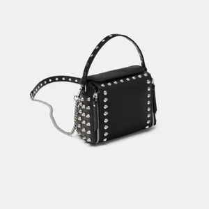 Zara väska nitar  - Slutsåld väska från zara i bra skick! 
