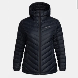 Peak performance jacka - Peak performance jacka, storlek small. Är i mycket bra skick. Inköpt för 2800kr, säljer för 1500kr. Köpare står för frakten.