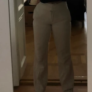 Linnebyxor - Ljusbeige linnebyxor i storlek 34 från en gammal kollektion av H&M så finns ej kvar. Säljer pågrund av att dom är för små och sitter alldeles för tajt på mig. Jag är 160 cm och längden är lång och perfekt! Hör av er vid fler/bättre bilder