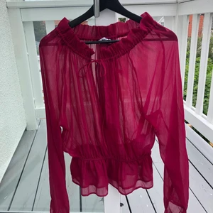 Röd blus topp - Jättefin blus i tunt genomskinligt material.  Ifrån NA-KD. passar både S,M & L. Den sitter väldigt fint och har skjutsarbar midja med snöre.  Priset går att förhandlas vid intresse 🤗🤍