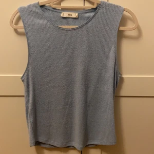 Linne/topp från mango - Jättegulligt linne/topp från mango. Bara använd ett fåtal gånger. Storlek M, 150kr🌟