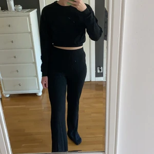 Svart mjukis-set  - Svart mjukis-set i mjukt ribbat material. Storlek XS, men skulle passa en S också. Jag är 165 cm lång.