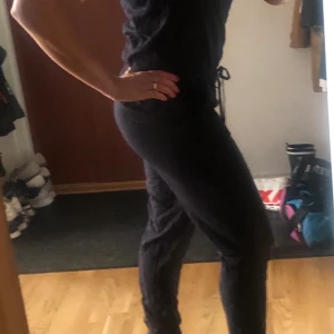 Superfin byxdress stl S - Superfin byxdress. Lite Lose-fit. Använd 1 gång. Stl S. Alla mina plagg kommer från rök samt djurfritt hem.