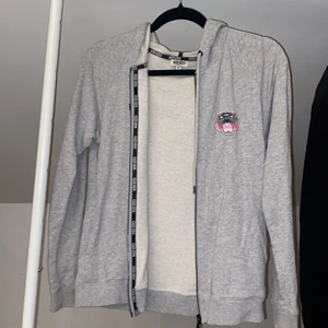 Kenzo zip-up luvtröja dam  - Kenzo zip-up luvtröja i strlk XS. Köpt på johnells för ca 2.300kr. Använd väldigt få gånger och visar inga tecken på slitage eller användning. Säljs för 700kr, unna dig, din vän eller ditt barn en klassisk luvtröja som passar till allt;)