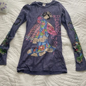 Ed hardy tröja - Äkta och jätte snygg Ed hardy tröja, säljer då den inte kommer till användning, säljes till ett bra pris, då jag köpte den dyrt själv, bara att fråga för fler bilder  💗 köparen står för frakten på 62kr 