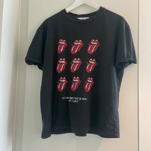 T-shirt  - Grå/svart T-shirt med tryck på från mango. Storlek M 😍 150kr, köparen står för frakten 