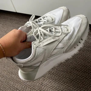 Reebok skor - Reebok sneakers som både går att använda som träningsskor och vanliga sneakers! Dom används tyvärr inte lika som jag hade trott. Därför är det dags att sälja dom✨