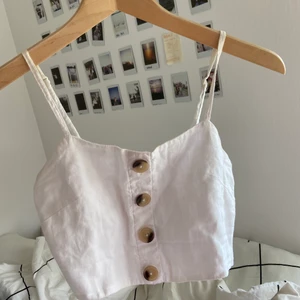 Gina Tricot vit topp - Supergullig vit topp från Gina Tricot. Använd ett fåtal gånger. Fint skick! 