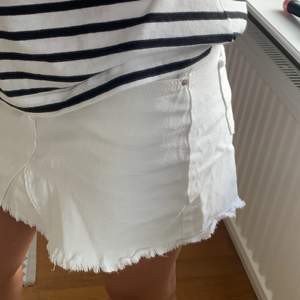 Fin söt kjol från zara!! Kort vit jeanskjol som är jättefin!! Passar en xs