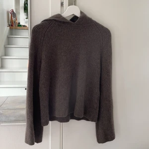 Soft goat hoodie - Säljer då den är förliten för mig..😓 världens skönaste hoodie i 100% cashmere den är i storlek S men skulle säga att det är mer som en XS. Den är lite nopprig men det går enkelt att få bort ☺️