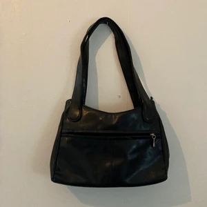 Svart väska  - 150 kr och då är frakten inkluderad. 