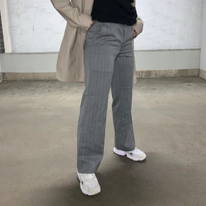 Grå kostymbyxor - Grå kostymbyxor som sitter som en smäck, säljer då jag behöver pengarna 🤪 jag har tagit upp en söm i nederkant nu så de är längre än de är på bilderna, ligger snyggt över skorna 💞 Köpte på beyond retro och det står ingen storlek men skulle gissa på xs/s. Köpare står för eventuell frakt 