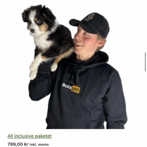 Bolaget records hoodie - Funderar på att sälja min älskade bolaget hoodie om de finns intresse för den🥺🥺  så så skön och fantastiskt kvalitet, sitter oversized på mig som är en small, det är en S i herrstorlek✨ köpt för 600 om jag inte minns fel men går ej att få tag på längre