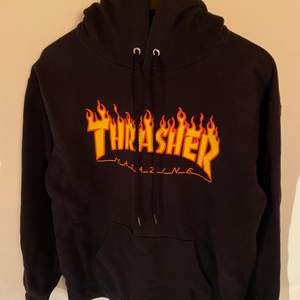En thrasher hoodie köpt från Junkyard köpt för ett antal år sen. Väl använd men i okej skick! Storlek S