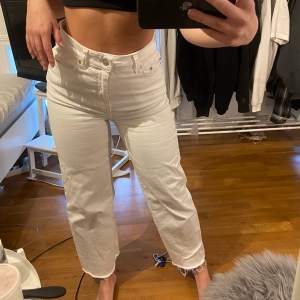 Vita, lösa, höga jeans i storlek S. Passar 26/27/28. Super stretchiga. Endast testade! Skriv för fler bilder eller information! Köpt för 299kr