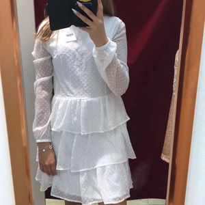 Vit volangklänning - Helt ny volangklänning från Nelly. Köparen står för frakten💕💕