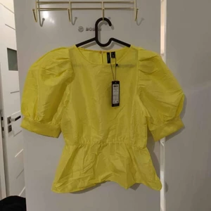 Gul topp - Helt ny. Storlek S. 80 kr