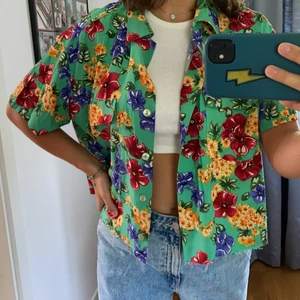 Blommig t-shirt skjorta  - Köpt second hand sälgs pga att den inte kommer till användning. Storlek S men sitter rätt så löst väldigt bekväm! 