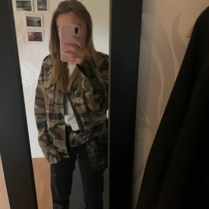 Militär jacka - Snygg militär jacka från Gina men jag köpte den på sellpy! Ej använd, höj budet med minst 20 kr💕 kom privat för frågor (lite längre än vad det ser ut som på bilden) köparen står för frakt! Köp direkt för 400+ frakt❗️