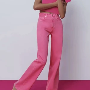 Zara Jeans  - Säljer dessa as snygga rosa jeans från Zara, använda max 2 gånger. Säljer pga att dom är för långa, jag är 163 och dom passar när jag har 8 cm klackar. Kan mötas upp eller frakta men köpare betalar för frakt!😊 