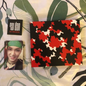 NCT 127 Album - säljer mitt Nct 127 album, är i nyskick då det bara stått som dekoration i min hylla. har aldrig spelat skivan 🧚🏻‍♀️ Haechan photocard och klistermärket ingår !! 160kr inklusive frakt