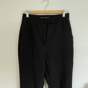 Kostymbyxor💖 - Ett par svarta kostymbyxor från zara, säljer då jag inte använder de längre. Skriv i dm vid frågor🥰