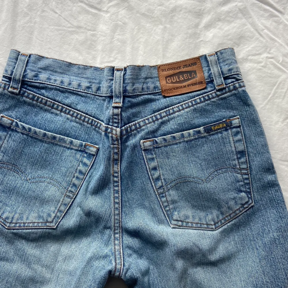 Ashäftiga vintage low-waist Gul&Blå jeans! Storlek W29/L32 men eftersom de e vintage passar de W24/W25 i dagens mått💖. Jeans & Byxor.