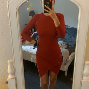 Klänning  - Orangeröd vacker klänning endast använd 1 gång med en slits framtill.